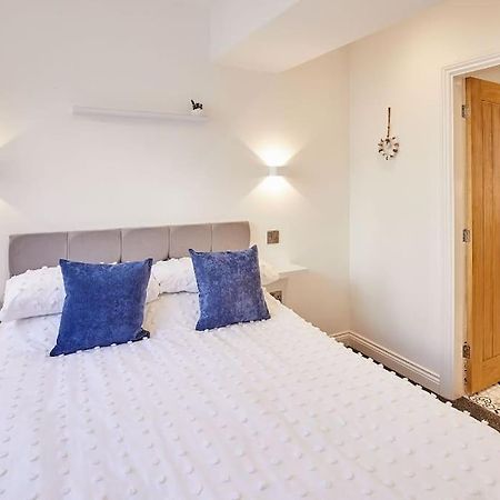 Apt 1 - Queens Court Скарборо Экстерьер фото