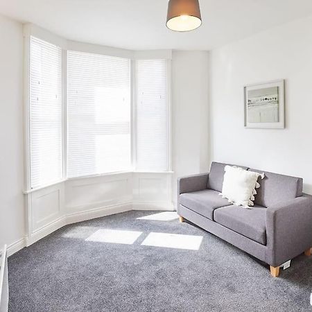 Apt 1 - Queens Court Скарборо Экстерьер фото
