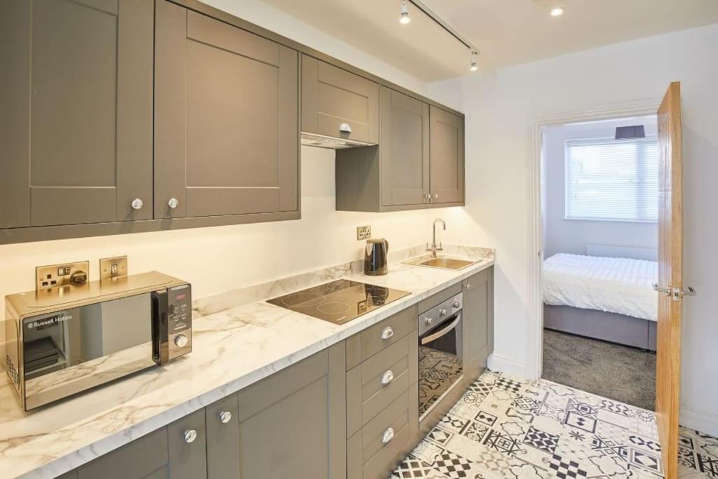 Apt 1 - Queens Court Скарборо Экстерьер фото