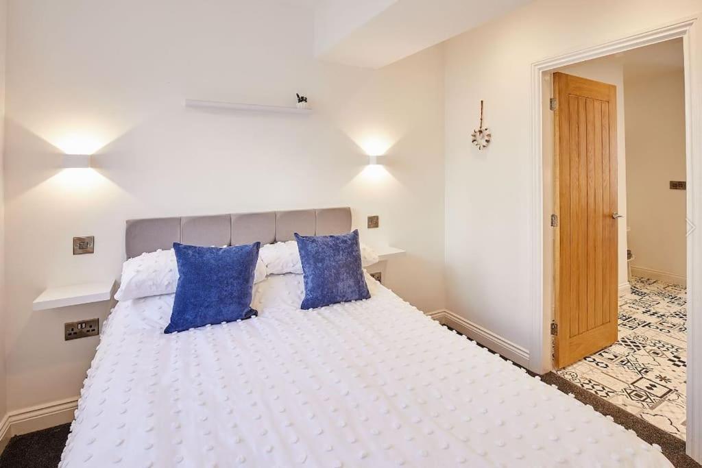 Apt 1 - Queens Court Скарборо Экстерьер фото