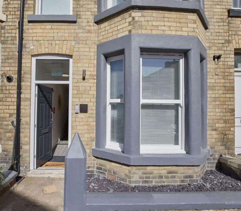Apt 1 - Queens Court Скарборо Экстерьер фото