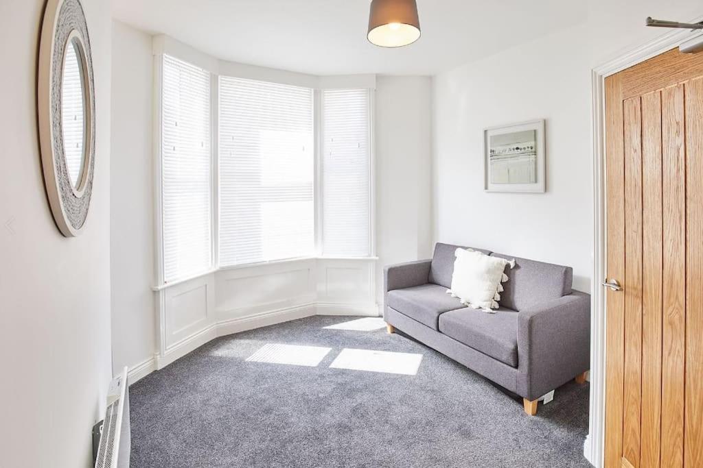 Apt 1 - Queens Court Скарборо Экстерьер фото