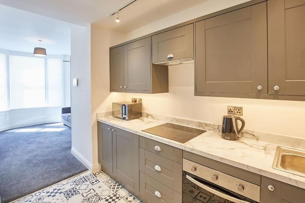 Apt 1 - Queens Court Скарборо Экстерьер фото